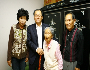 청양군 100세 노인 장수지팡이 전달