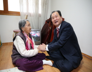 청양군수 100세 이상 어르신에 새해인사