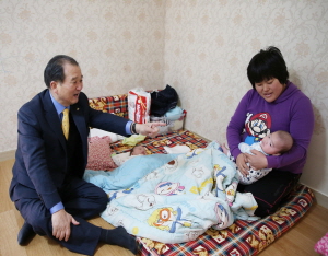 6남매 다둥이 집 찾아가 따뜻한 격려