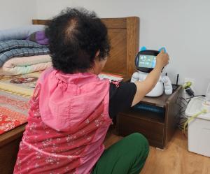 청양군, AI돌봄로봇 서비스 “밤에도 혼자가 아니야”