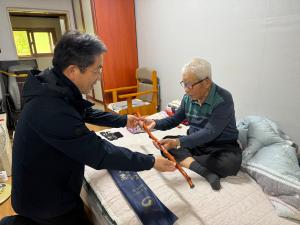 정산면, 100세 어르신 장수지팡이 “청려장”전달