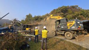 청양군 전문건설협회, 정산면 화재 피해농가 주택 및 창고 철거 구슬땀