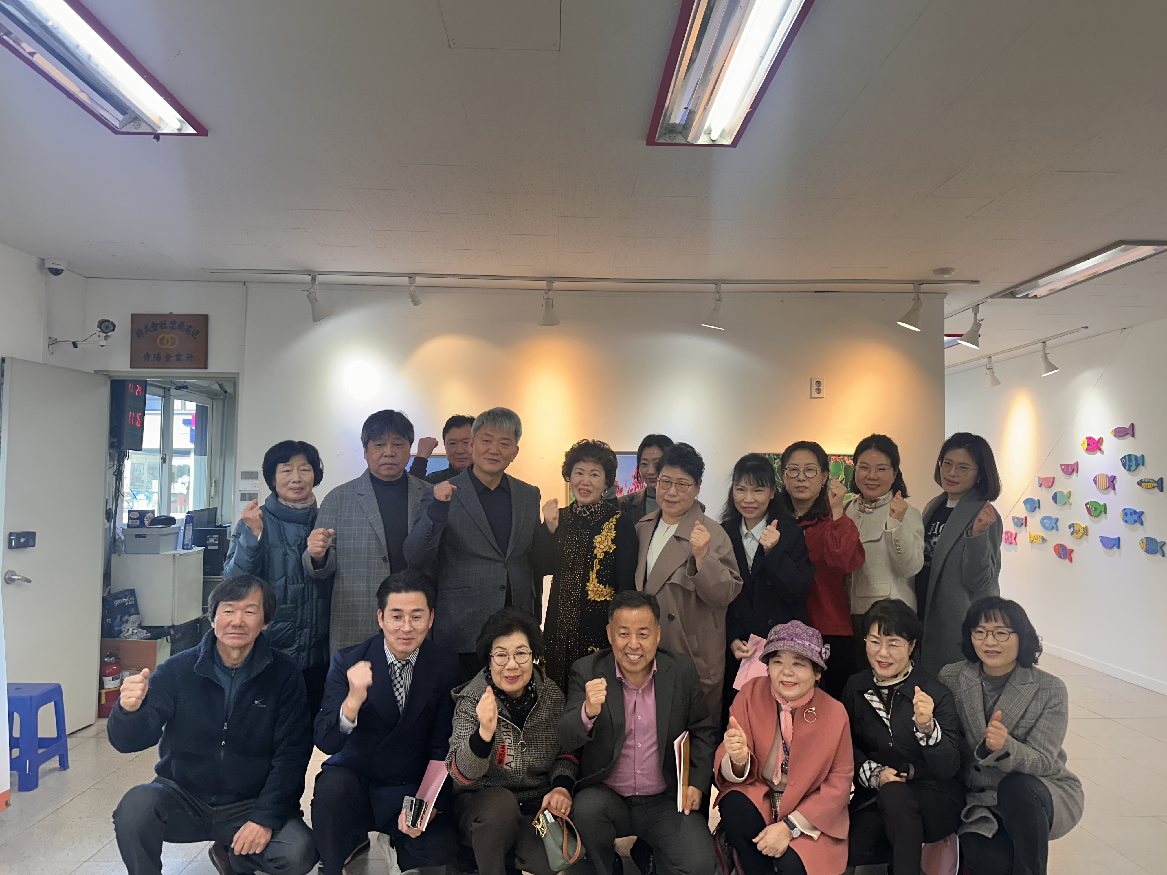 전문 작가와 동네 어르신 작품 한자리에