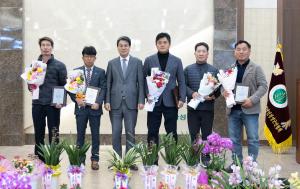 “지역 사회 발전 이 손 안에 있소이다”