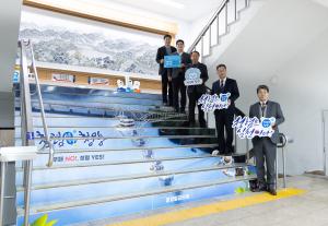 청양군, 본관 중앙에 청렴 계단 조성