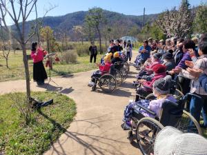 청양군 농식품가공연구회, 노인요양원 어르신들과 따뜻한 봄 산책