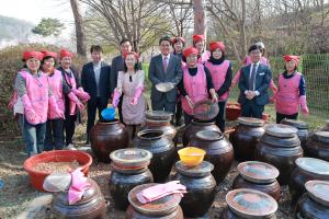 한국생활개선청양군연합회 사랑의 전통장 ‘장 가르기’로 익어가는 이웃사랑