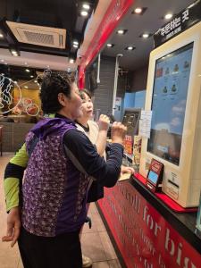 청양군, 디지털문해교육 받은 어르신들 무인판매기(키오스크) 주문도 문제없어