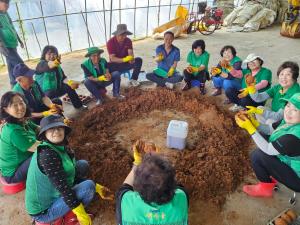 청양군 새마을회, ‘이엠(EM)흙공 만들기’로 하천 보호 솔선수범
